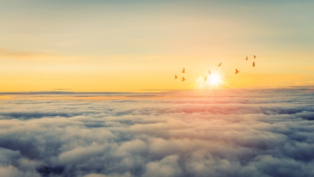 Schöner Himmel und Wolke