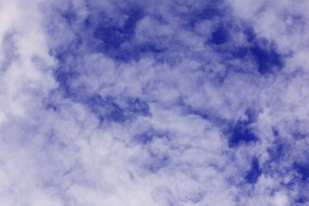 Schöner Himmel und Wolken am Tag