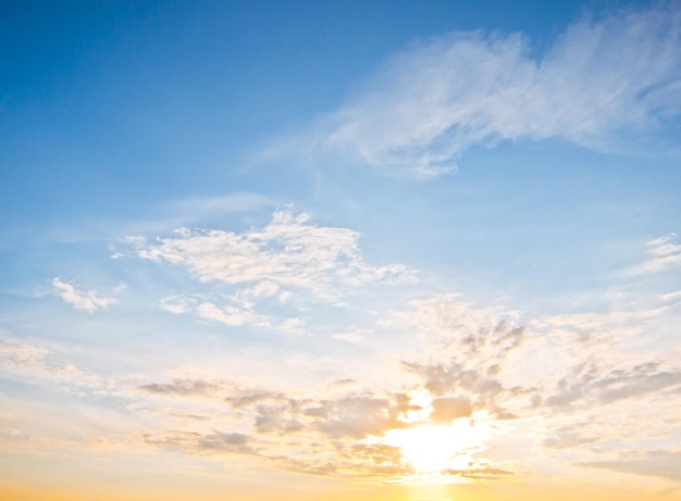 Schöner Himmel und Wolken