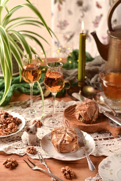 Schöner Hintergrund, ein romantisches Abendessen mit Köstlichkeiten zu servieren