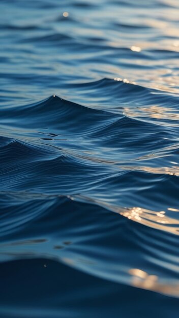 Schöner Hintergrund mit kleinen Wellen auf dem Meer