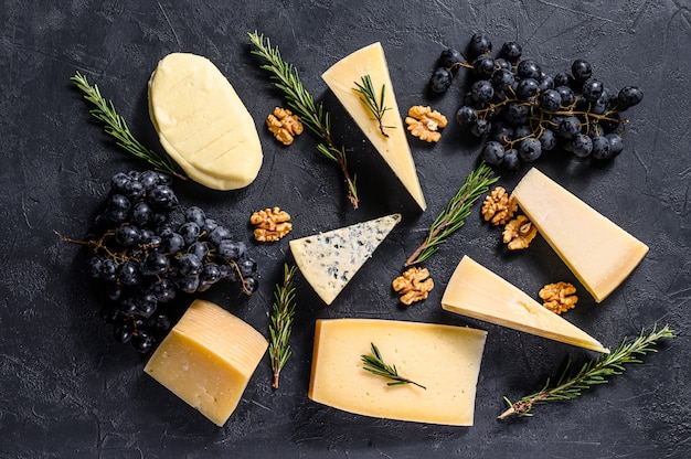 Schöner Hintergrund mit verschiedenen Arten von köstlichem Käse, Walnüssen und Trauben. Draufsicht