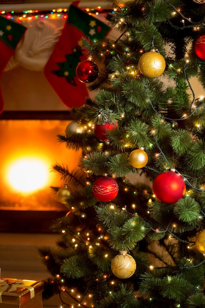 Schöner Hintergrund von geschmücktem Weihnachtsbaum und Kamin