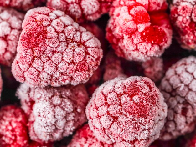 Schöner Hintergrund von roten gefrorenen Himbeeren