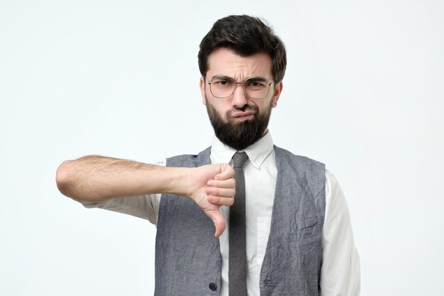 Schöner hispanischer Mann mit Brille, der ein schlechtes Signal macht