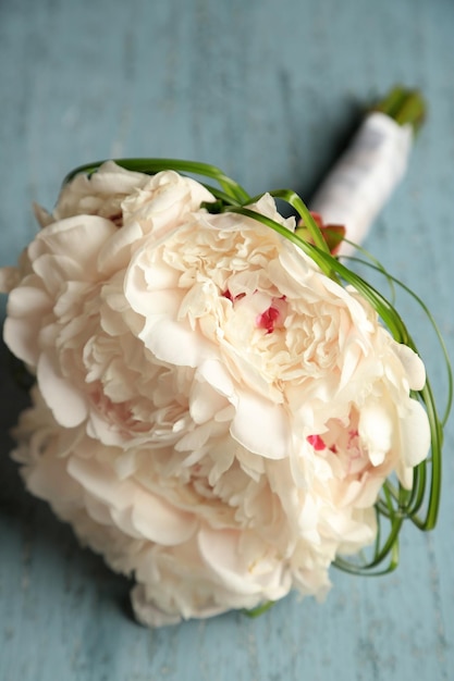 Schöner Hochzeitsblumenstrauß auf farbigem Holzhintergrund