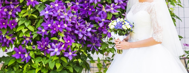 Schöner Hochzeitsblumenstrauß in den Händen der Brautnahaufnahme