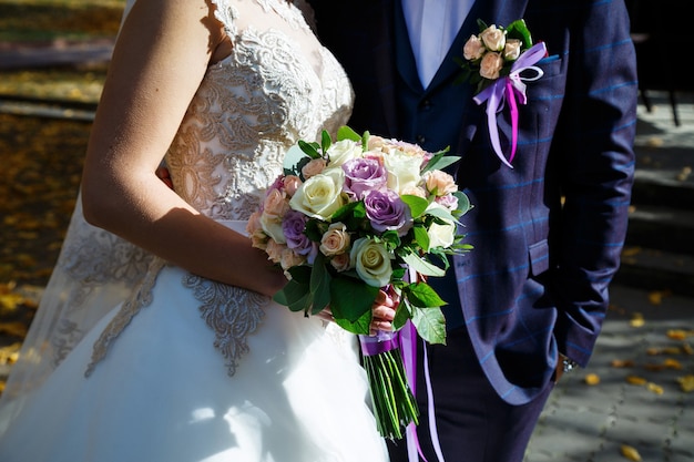 Schöner Hochzeitsblumenstrauß in den Händen des Brautpaares