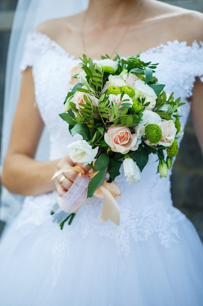 Schöner Hochzeitsblumenstrauß in den Händen des Brautpaares