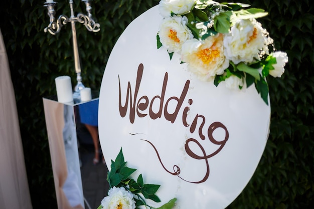 Schöner Hochzeitsbogen aus Blumen für die Dekoration des Brautpaares an einem Feiertag