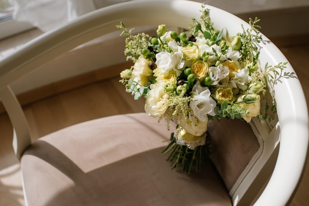 Schöner Hochzeitsstrauß mit frischen Blumen an einem Hochzeitstag