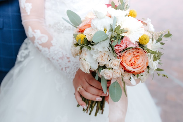 Schöner Hochzeitsstrauß mit roten, rosa und weißen Blumen, Rosen und Eukalyptus, Pfingstrosen, Callalilien