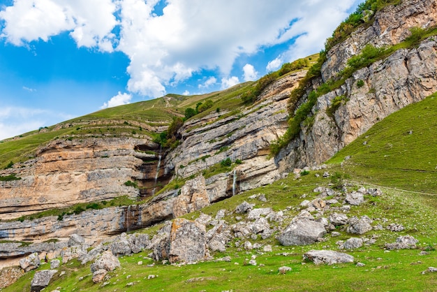 Schöner hoher Wasserfall in den Bergen