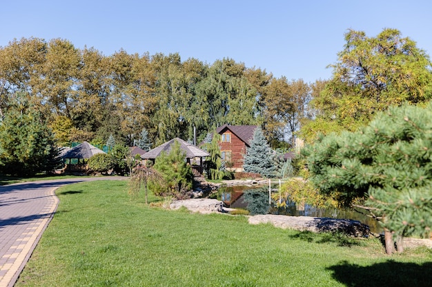 Schöner Holzpavillon für Erholung im Freien Platz in der Natur mit einem Holzhaus