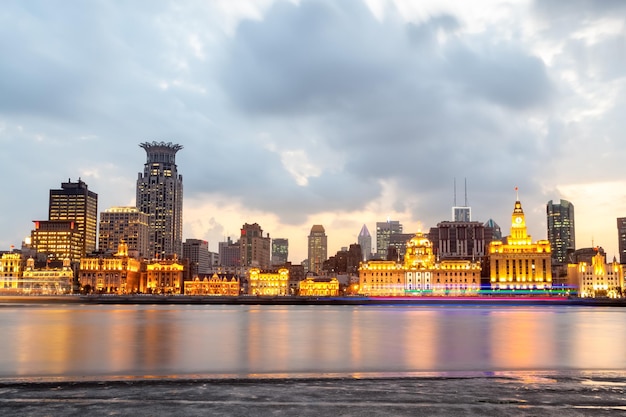 Schöner Huangpu-Fluss und historische Gebäude, wenn die Abendlichter in Shanghai angezündet werden