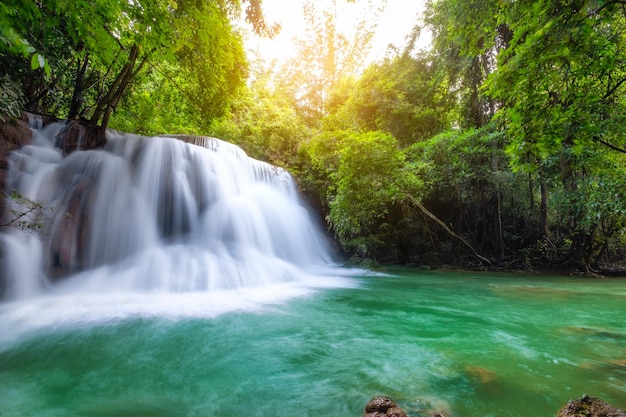 Schöner Huay Mae Khamin Wasserfall im tropischen Regenwald am Srinakarin Nationalpark