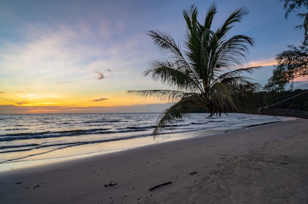 Schöner idyllischer Meerblick auf den Sonnenuntergang auf der Insel Kohkood in der Nebensaison. Koh Kood, auch bekannt als Ko Kut, ist eine Insel im Golf von Thailand