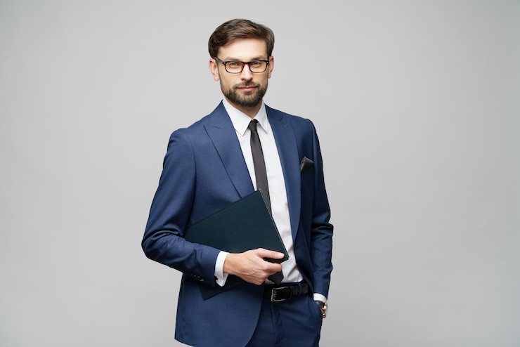 Foto schöner junger geschäftsmann, der dokumentenordner hält