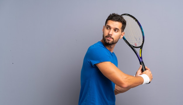 Schöner junger Tennisspieler Mann