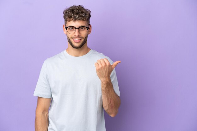 Schöner junger tennisspieler über isolierter weißer wand stolz und selbstzufrieden