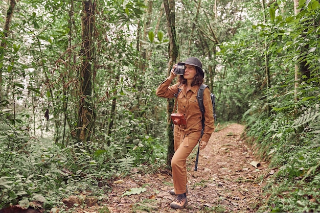 Schöner junger weiblicher kaukasischer Tourist im äquatorialen Afrika-Dschungel