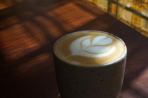 Foto schöner kaffee latte mit dem sonnenlicht