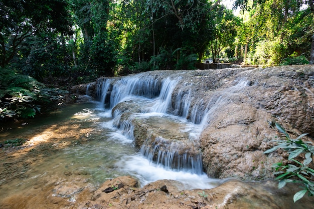 Schöner Kalksteinwasserfall in Lampang Thailand