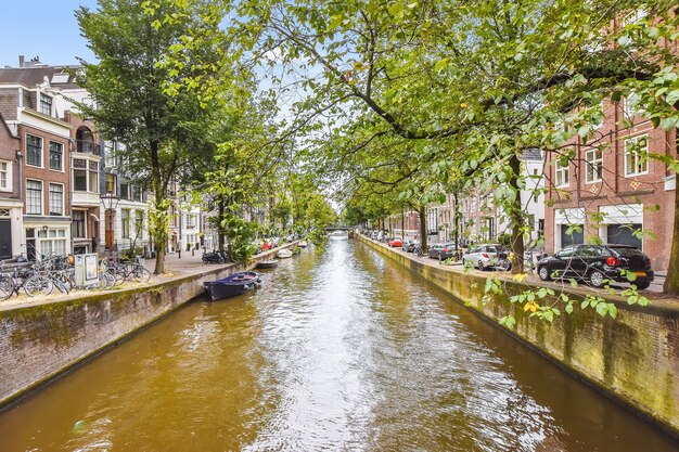Schöner Kanal mit Häusern