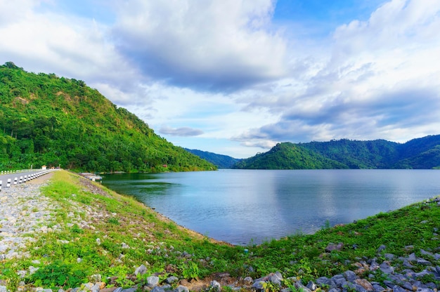Schöner Khun Dan Prakarn Chon Dam, der größte und längste Rollenbeton (RCC)-Staudamm der Welt, Nakhon Nayok, Thailand