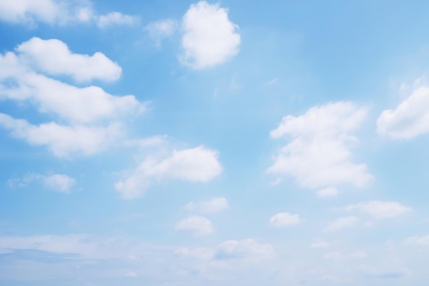 Schöner klarer blauer Himmelshintergrund mit winziger weißer Wolke auf Morgenzeit strahlt Sonnenlichtraum für weichen Fokus des Textes aus