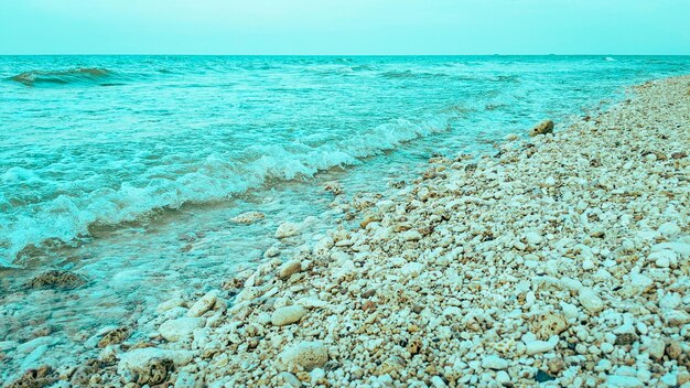 schöner klarer Sand- und Felsenstrandhintergrund