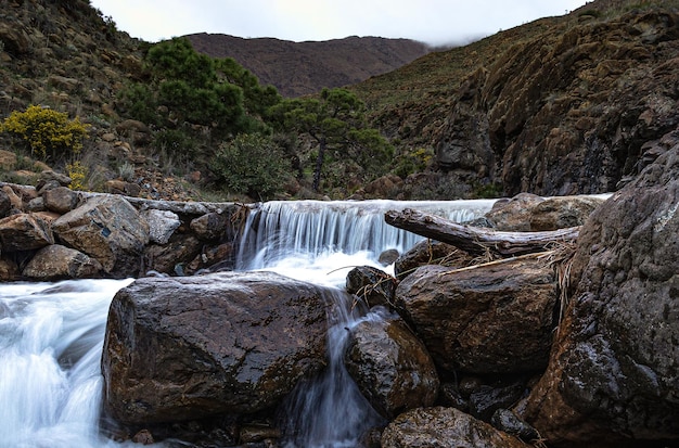 Schöner kleiner Wasserfall im Berg