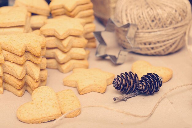 Schöner köstlicher Weihnachtslebkuchen auf dem hölzernen Hintergrund und Unebenheiten im Vordergrund