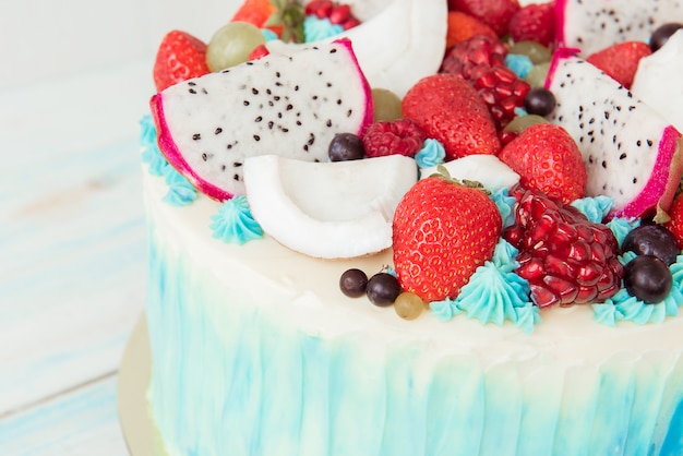 Schöner Kuchen mit Beeren und Früchten. Nahansicht