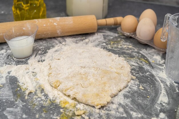 Schöner Küchentisch, auf dem Teig aus Mehl von Milcheiern zubereitet wird