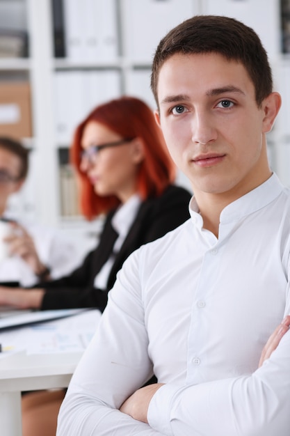 Schöner lächelnder Geschäftsmann am Arbeitsplatz