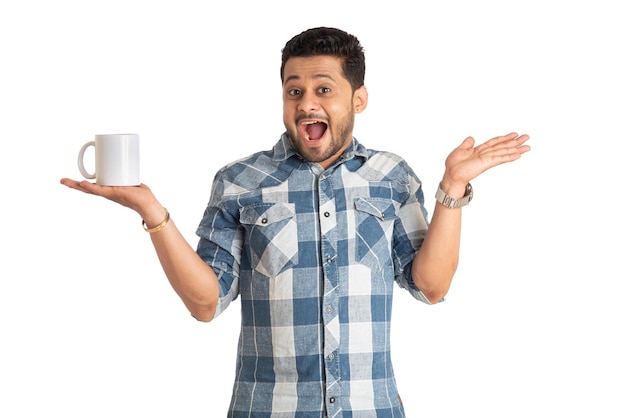 Schöner lächelnder Mann mit einer Tasse Kaffee oder Tee isoliert auf weißem Hintergrund