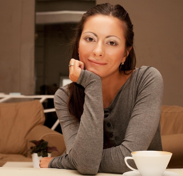 Foto schöner lächelnder trinkender kaffee der frau