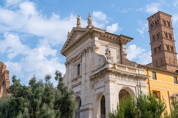 Schöner Landschaftsblick auf das berühmte Wahrzeichen des Forum Romanum in Rom Italien