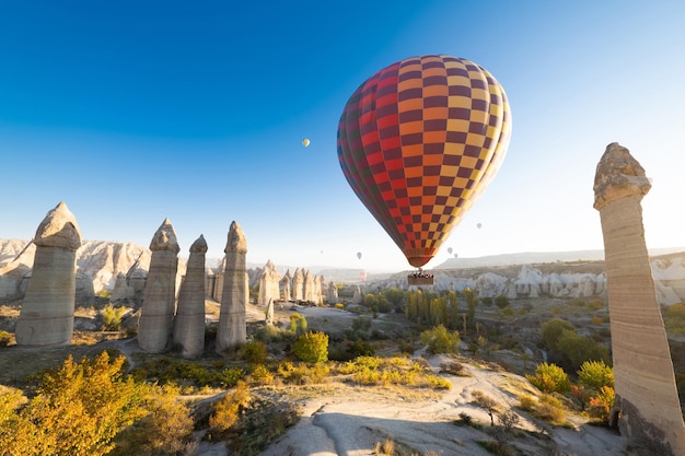 Schöner Landschaftsflug von Ballons in den Bergen von Kappadokien im Tal der Liebe