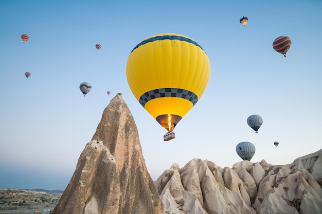 Schöner Landschaftsflug von Ballons in den Bergen von Kappadokien