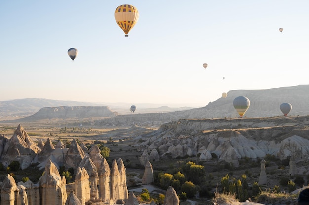 Schöner Landschaftsflug von Ballons in den Bergen von Kappadokien