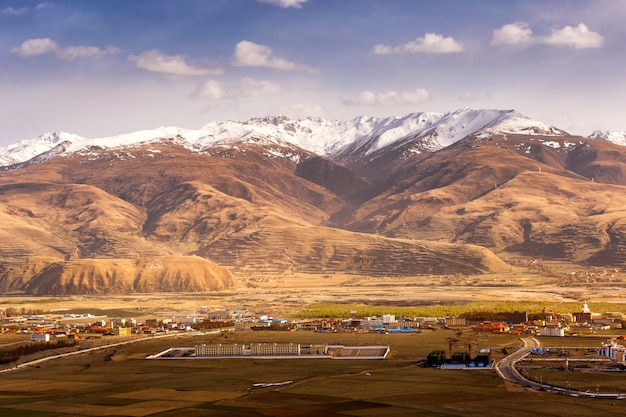 Schöner Landschaftsschneeberg und tibetanisches Dorf in Sichuan-Provinz, China