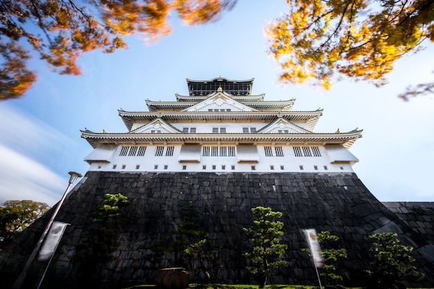 Schöner Landschaftssee mit bunten Blättern von Osaka-Schlosspark in Japan