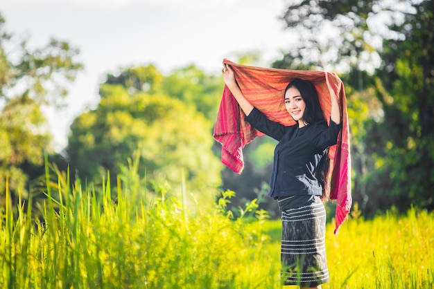 Schöner Landwirt der jungen Frau in Thailand, Frau, die mit perfektem Lächeln lächelt und im Wald glücklich ist.