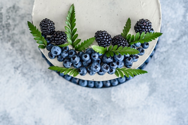 Schöner leckerer Kuchen mit weißer Sahne