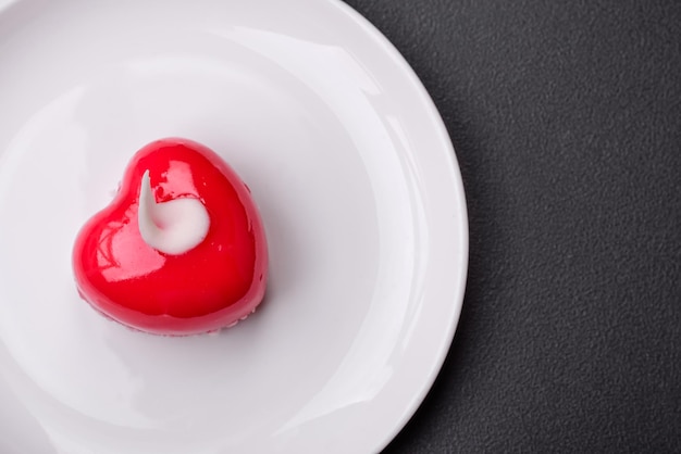 Schöner leckerer Kuchen roter Käsekuchen in Form eines Herzens
