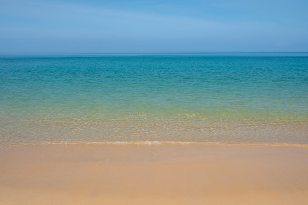 Schöner leerer Strand mit klarem Sand und klarem blauem Wasser.