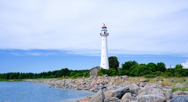 Schöner Leuchtturm am Meer in einem kleinen Dorf bei klarem Wetter