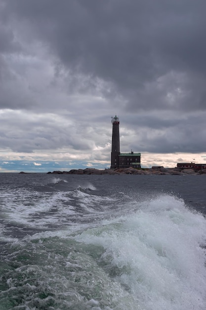 schöner leuchtturm an der küste des sturms